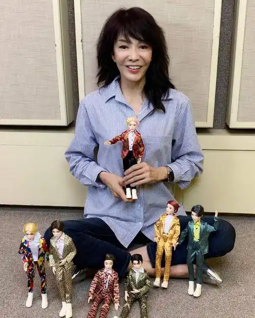 原创郑裕玲现身演唱会,身材枯瘦青筋凸出,63岁跟常人一样普通真实!