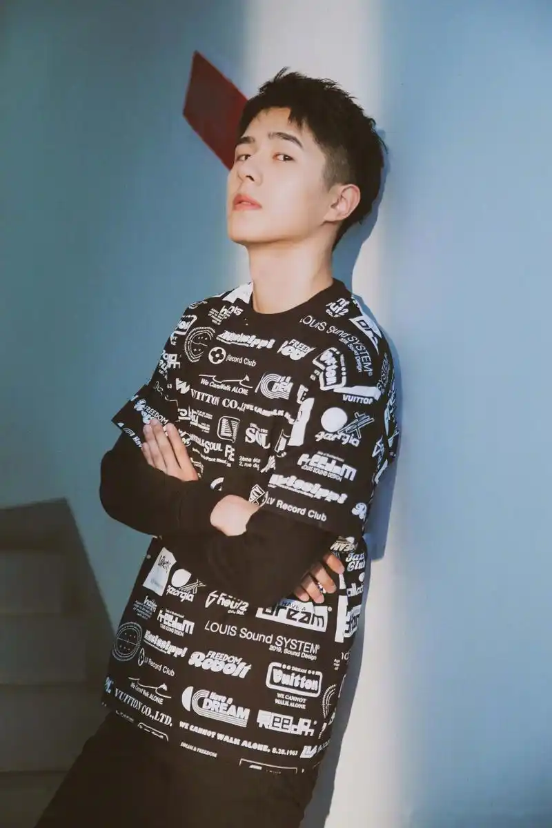 刘昊然帅气短发男孩,带来初夏的第一抹清爽