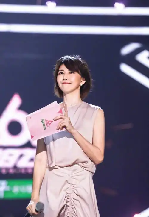 孙燕姿不愧是短发女神,印花漏肩连衣裙时尚又高级,这气质绝了_造型