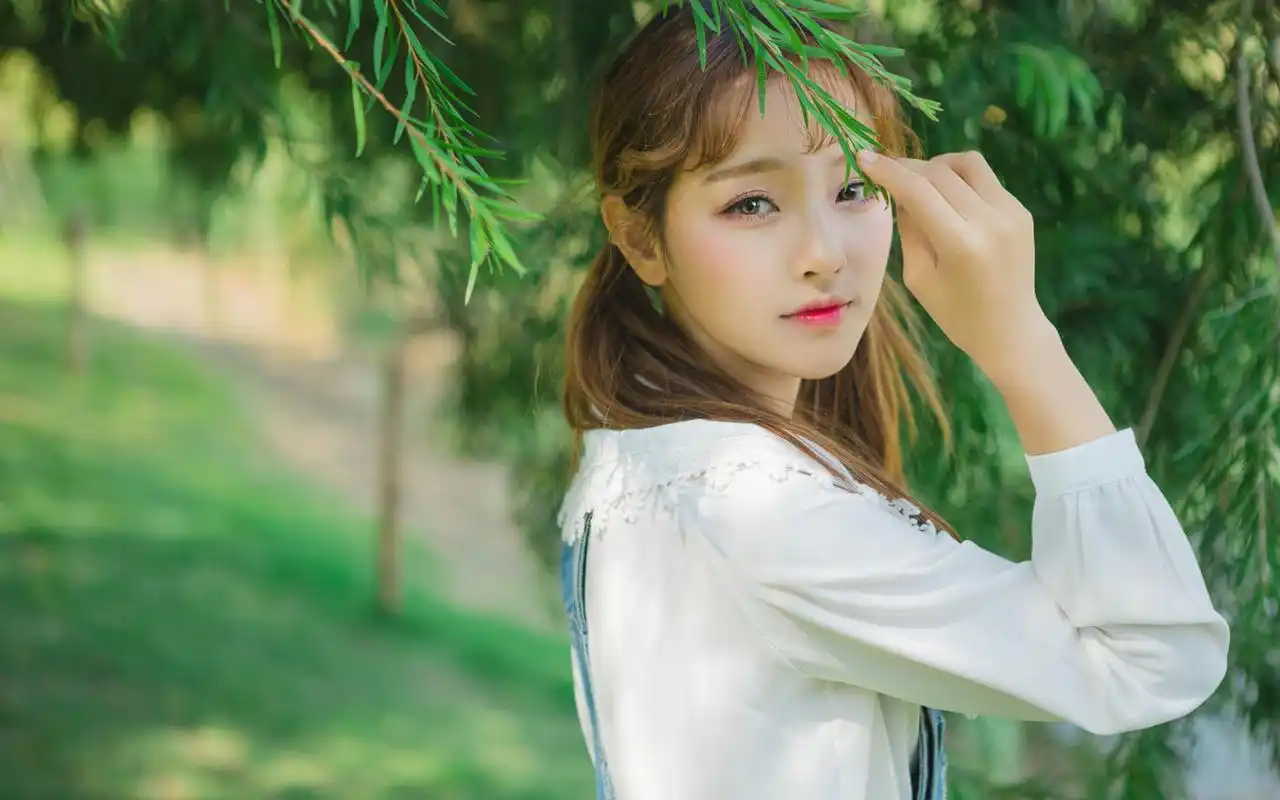 清纯萝莉美少女户外写真图片桌面壁纸