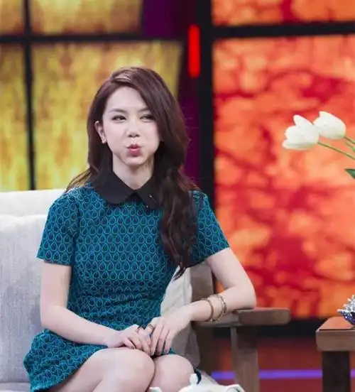 邓紫棋各种嘟嘴,鼓鼓的脸颊好可爱,真是百变搞怪小金鱼