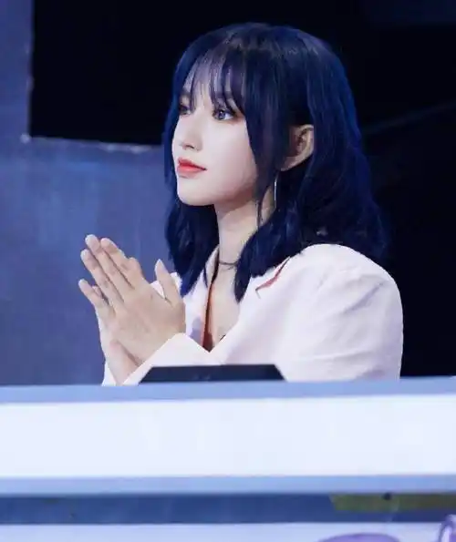 21岁程潇直接挑战露背西装,转身时"亮了",未成年请