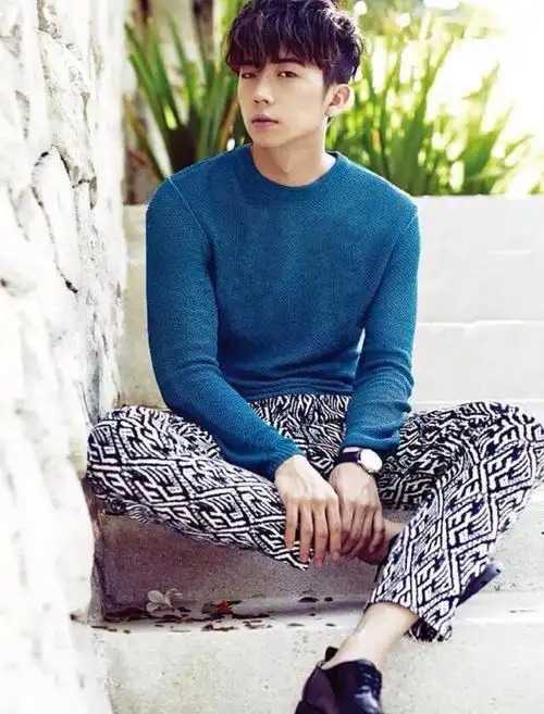 李玹雨.还有网友说带着一点朴宝剑的感觉.总之,标准的韩版小鲜肉.