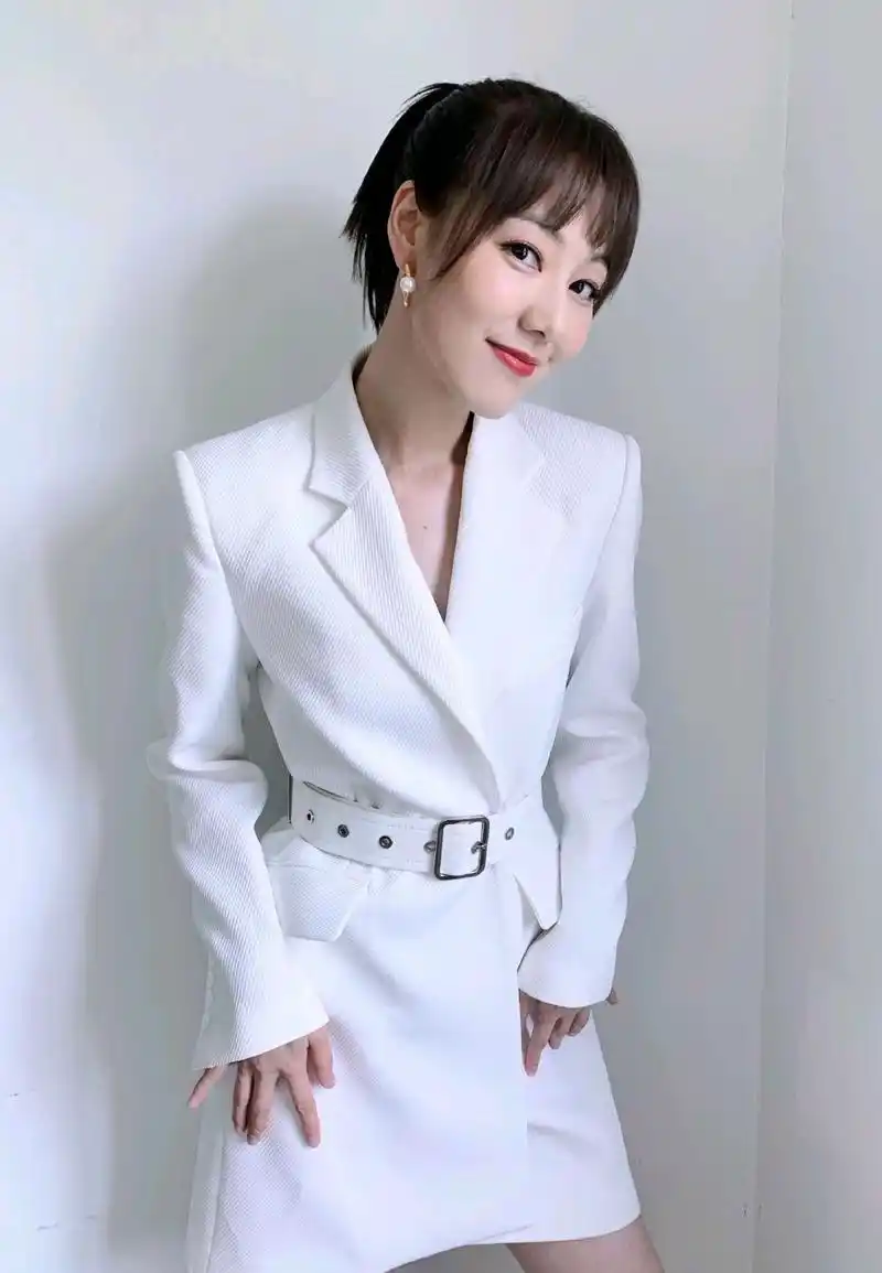 王冠就是会穿衣,白色西装裙搭配卡其色高跟凉鞋,处处透露着高级_设计