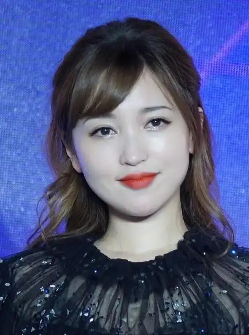 金莎脸圆抢镜,婴儿肥太可爱了!