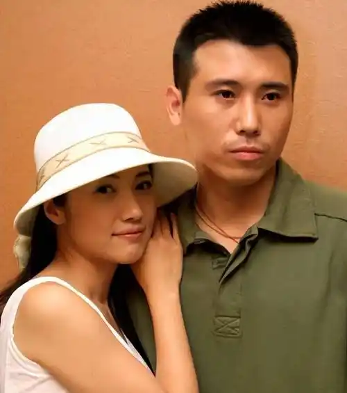 "星二代"李乃文:演18年配角,与颜丙燕意难平,47岁婚姻成谜_母亲_父母