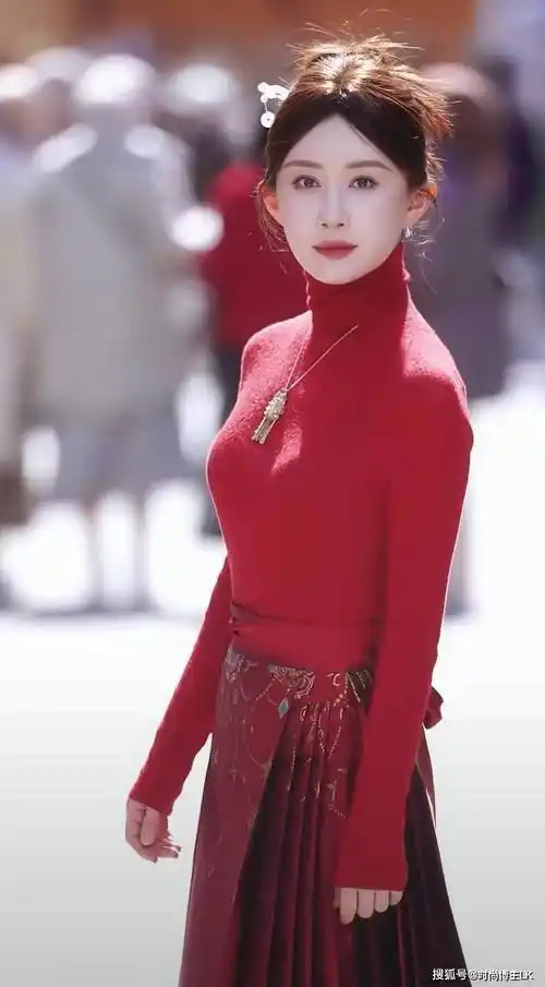 舒畅在韩国街头穿红色马面裙,气质状态在线,这波文化输出赢麻了_整体