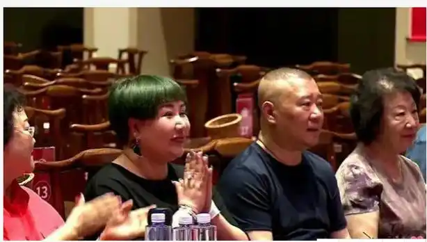 郭德纲妻子近照被抓拍,瘦身后颜值回春,穿时尚染头发打扮似辣妹_王慧