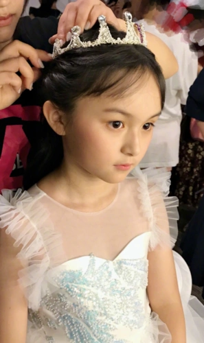 童星刘楚恬才10岁,就穿自己"设计"的婚纱,有多成熟都不知道