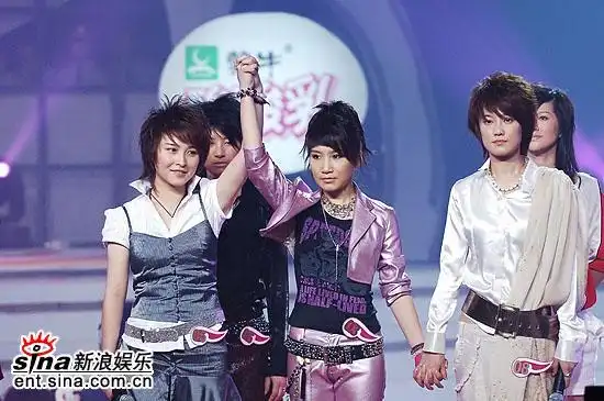 图文:超级女声总决赛6进5--最终艾梦萌选择厉娜