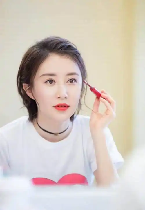 舒畅新短发造型出炉,这发型比原来的波波头短发还要年轻10岁!