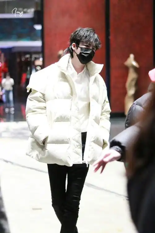 机场帅气的刘宇宁.@摩登兄弟刘宇宁#刘宇宁燕子京