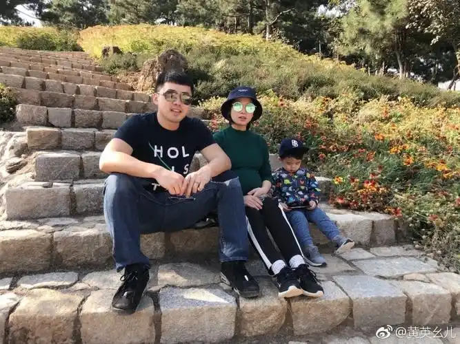 快女黄英中秋晒全家福 二胎肚大如箩现"幸福肥"