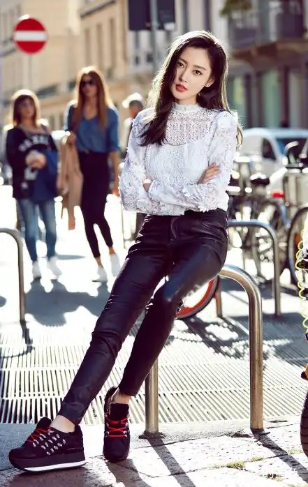 张天爱穿皮裤这张太帅了吧!