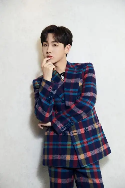 组图:汪苏泷彩虹格纹西装活力满满 对镜摆pose表现力十足_高清图集