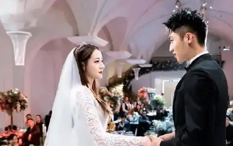 愚人节各大站姐团建评论罗伯特最癫有八十家站姐发了迪丽热巴