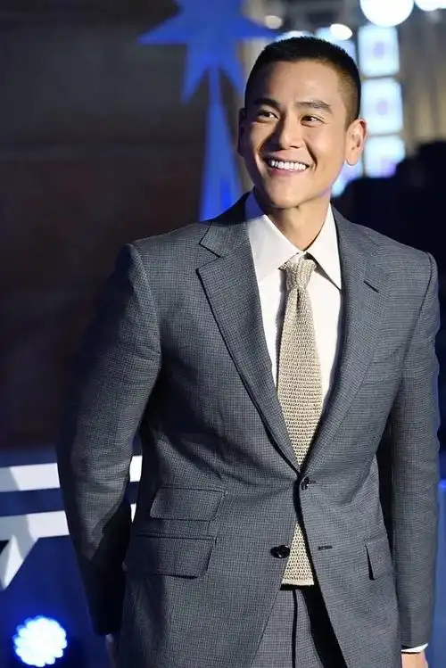 彭于晏板寸短发造型坏笑痞帅 透露想去观赛冬奥会_高清图集_新浪网