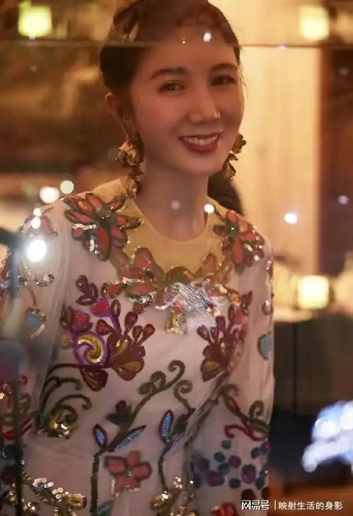 王雨馨再次开撕黄景瑜,自称一年为其花一千万,全包他车房装修