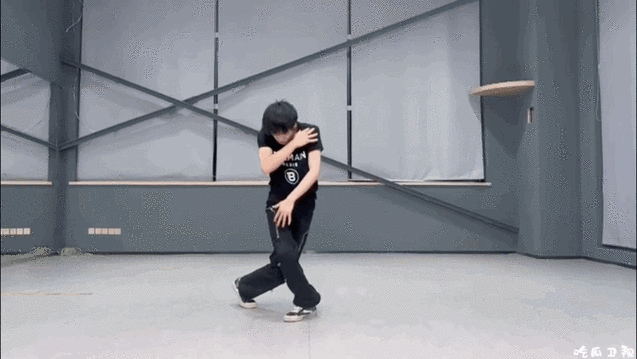 刘耀文上课前小练视频##刘耀文上课前练舞视频