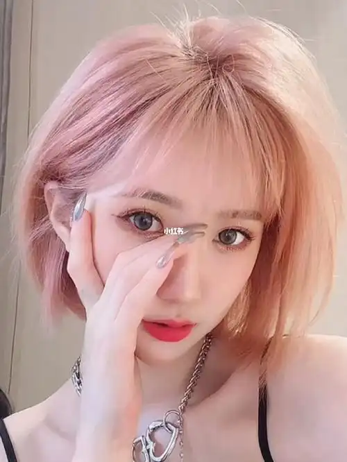芭比粉短发