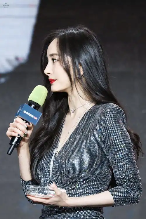 幂姐牛逼!期待幂姐作品上线!恭喜杨幂获得腾讯娱乐白皮书的年度之星!