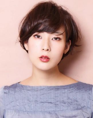 首页 女生发型 女士短发 >> 职场女生短发 气质波波头  最新的职场