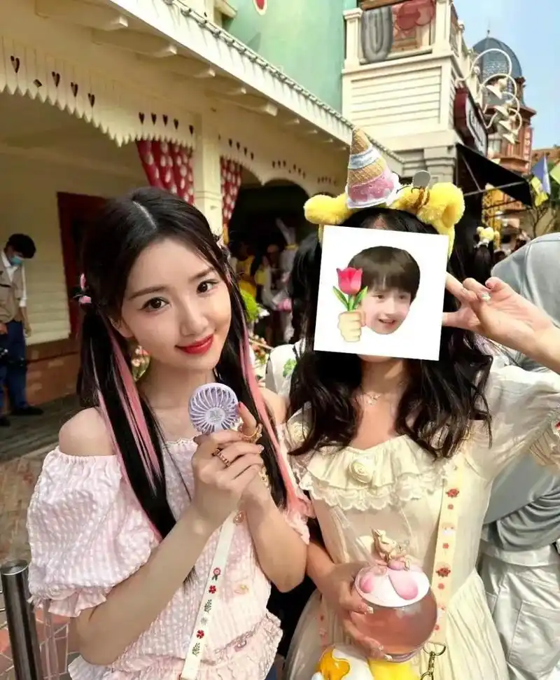 毛晓彤逛迪士尼乐园,与粉丝合影照,拿着小巧玲珑电风扇,就处境了,被你