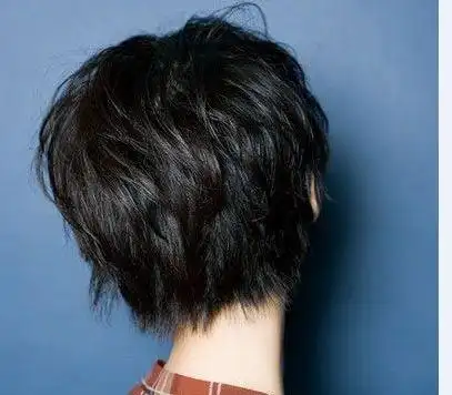 不过看起来觉得你的脖子很细~可以考虑让发型师将脖子两边的头发剪一