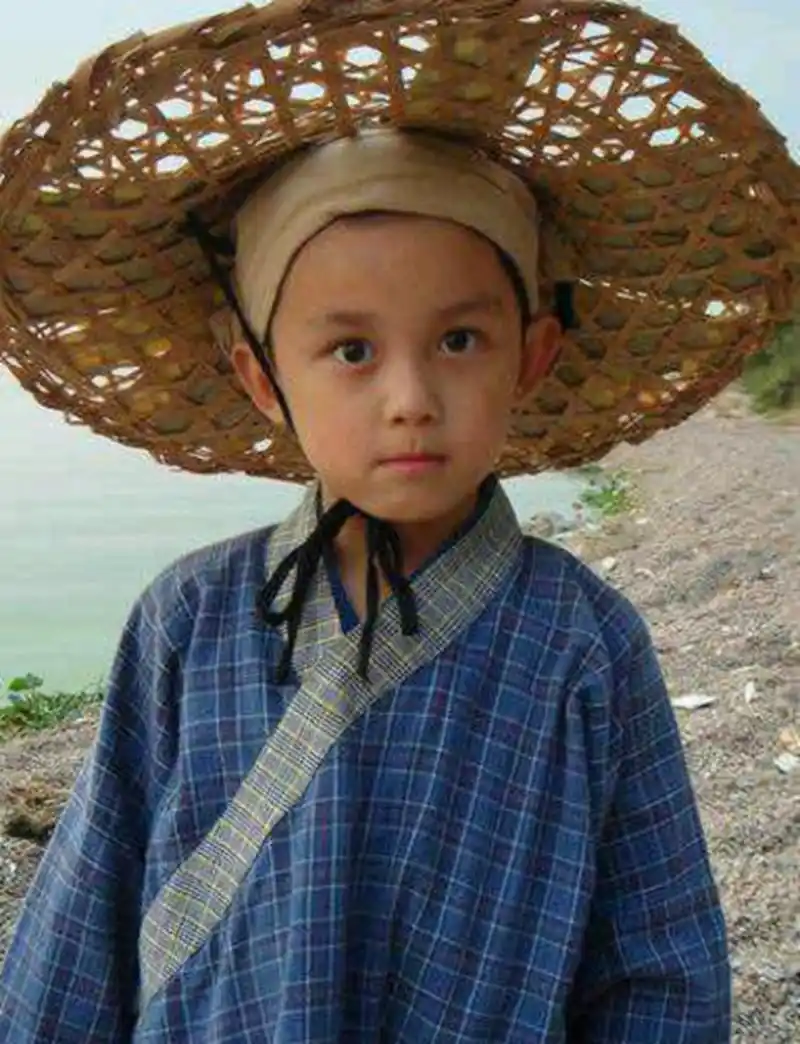 吴磊近照,童星出道的吴磊,小时候呆萌可爱,现如今帅气逼人!