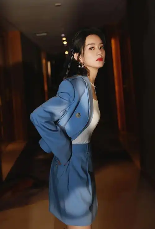 赵丽颖最新直播造型,西装搭短裙尽显"麻杆腿"|减龄|发型|短裤|身材