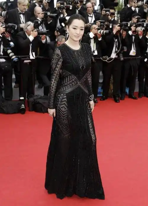 巩俐又美到国外去,穿黑色蕾丝紧身连衣裙走红毯,伪素颜气场更大_女性