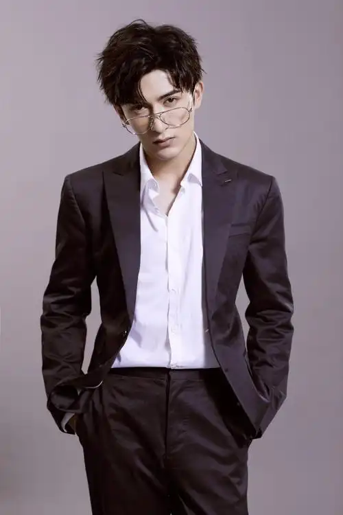 米热新写真上演"眼镜杀" 禁欲斯文魅力尽显