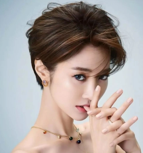 大脸的女孩适合短发吗