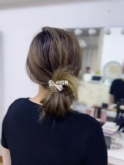 今天分享一款法式慵懒低发髻发型78:适合春夏秋冬的一款发型.