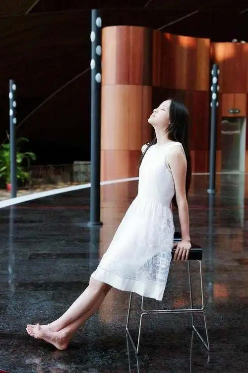 18岁欧阳娜娜不过晒了张自拍, 网友: 好担心她以后买不到鞋!