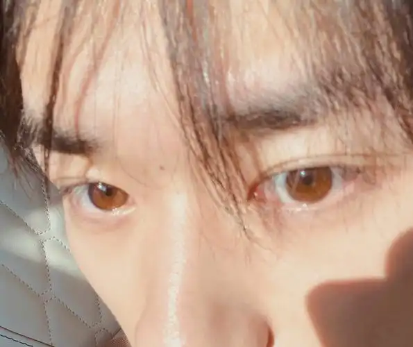 易烊千玺久违晒自拍照 素颜怼脸自拍皮肤状态超好