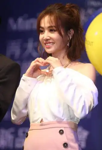 蔡依林不知在什么时候开始,喜欢留短发了,这样刚刚到肩的头发,蔡依林