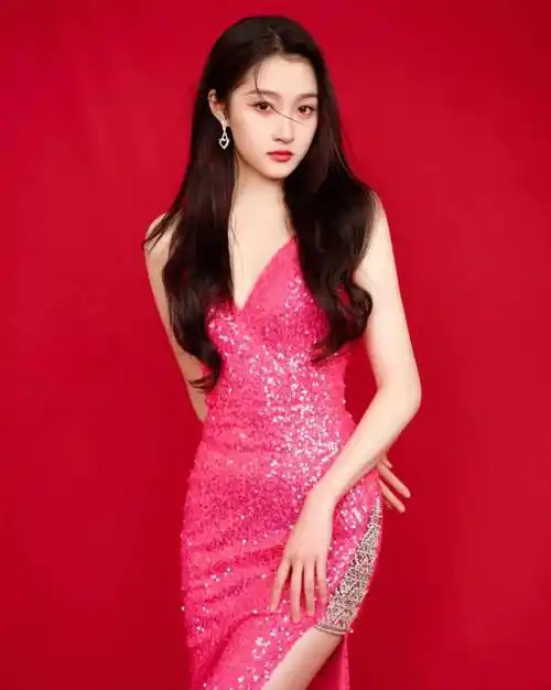 关晓彤北京卫视舞台一袭玫红色亮片礼服优雅惊艳!_好身材_衣服_气质