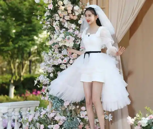 《奔跑吧》关晓彤穿婚纱晒大长腿完胜baby,网友:小仙女太好看了_微博