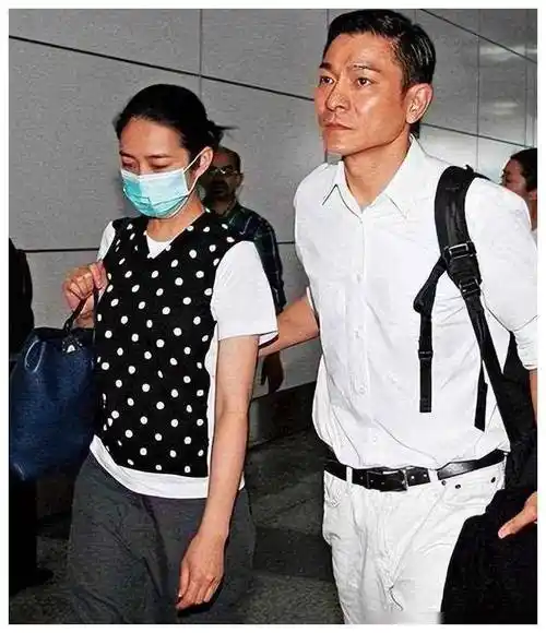 朱丽倩舅舅庆生,刘德华小姨子抢镜,陈志远两儿子帅气登场_友情_商业