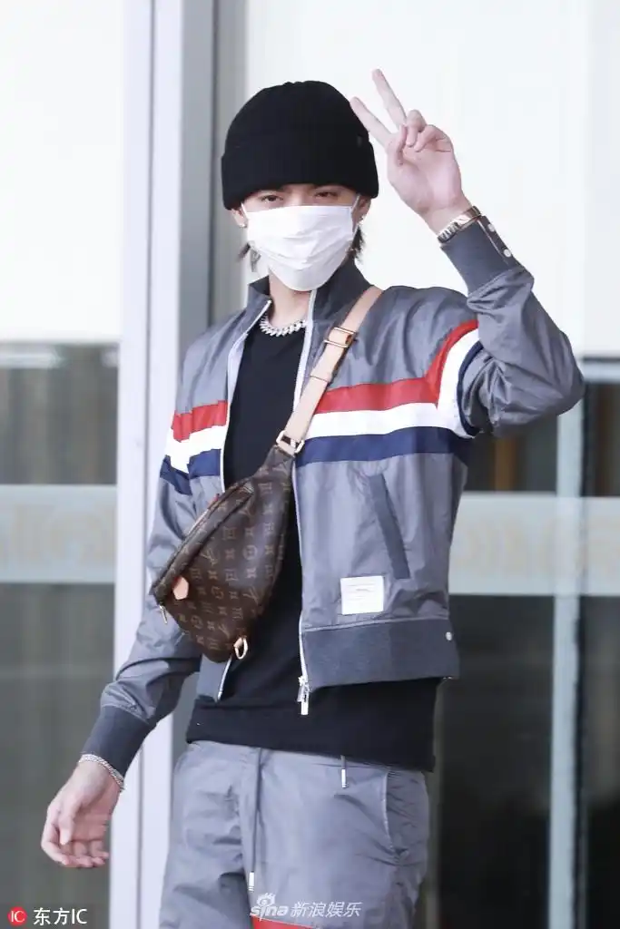 组图:吴亦凡运动潮装亮相对镜比v 帆布鞋当拖鞋穿显不羁