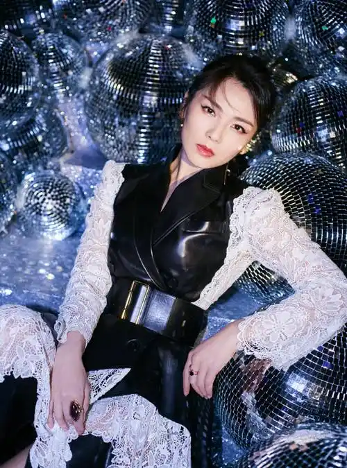 又会让整体造型更加干练,很符合职场女强人的形象,让人想到了刘涛饰演