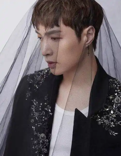 张艺兴被曝夜店撩妹,跟女大学生互留联系方式_明星_外表_吴亦凡