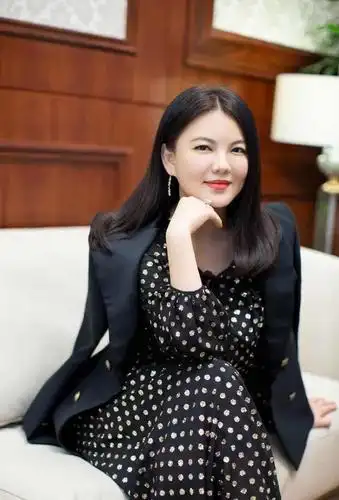 李湘穿搭又阔太了风衣搭黑丝袜好显贵微胖女性照穿显瘦有气质