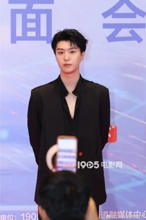 范丞丞v领黑色西装造型##范丞丞出道六周年的关键词是成长##m榜实典