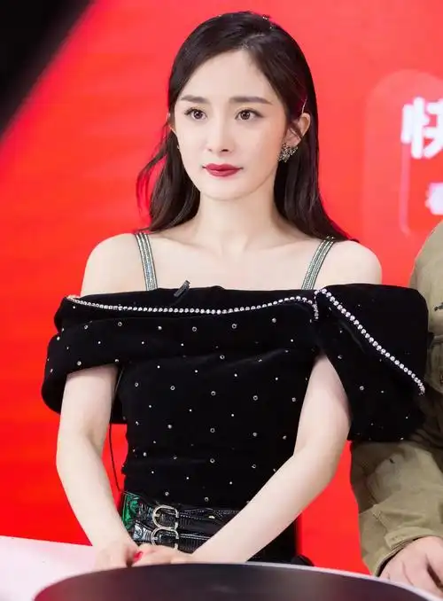 杨幂:吊带丝绒礼服,时尚靓丽!