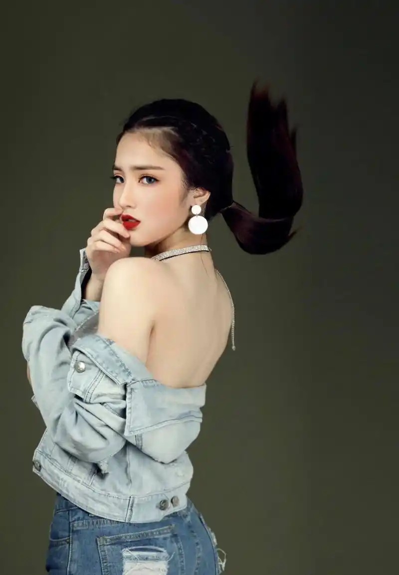 中越混血高中女孩因长相漂亮走红,称感谢父母给了自己好基因