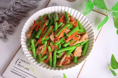 这道家常小炒菜,我家隔三差五吃一次,回回都吃光,总是吃不腻!