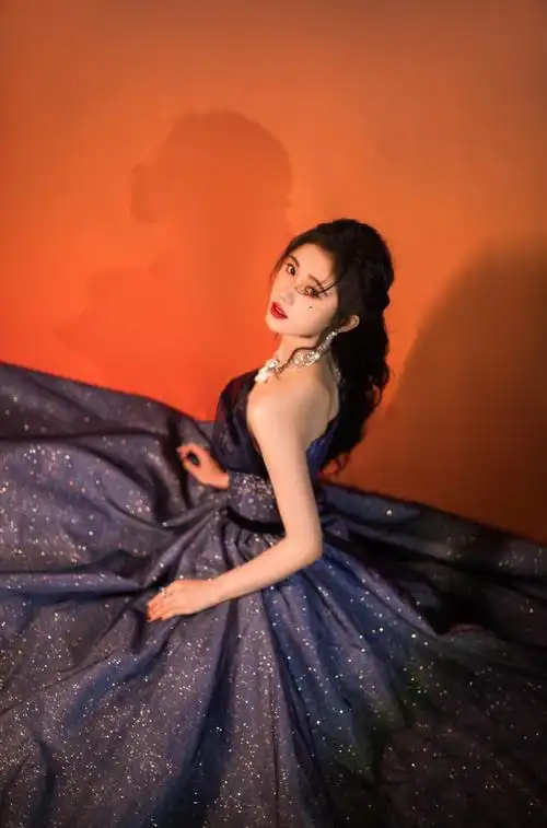 鞠婧祎穿蓝色星钻抹胸纱裙拍大片 高贵美艳似公主