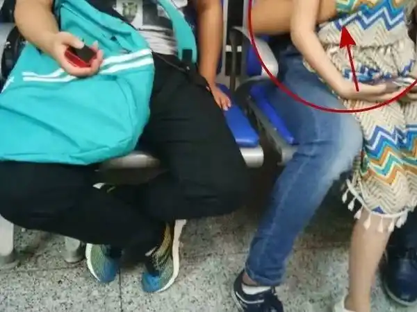 事件似乎告一段落,但爆料人,上海作家陈岚,却在几十小时内收到了微博